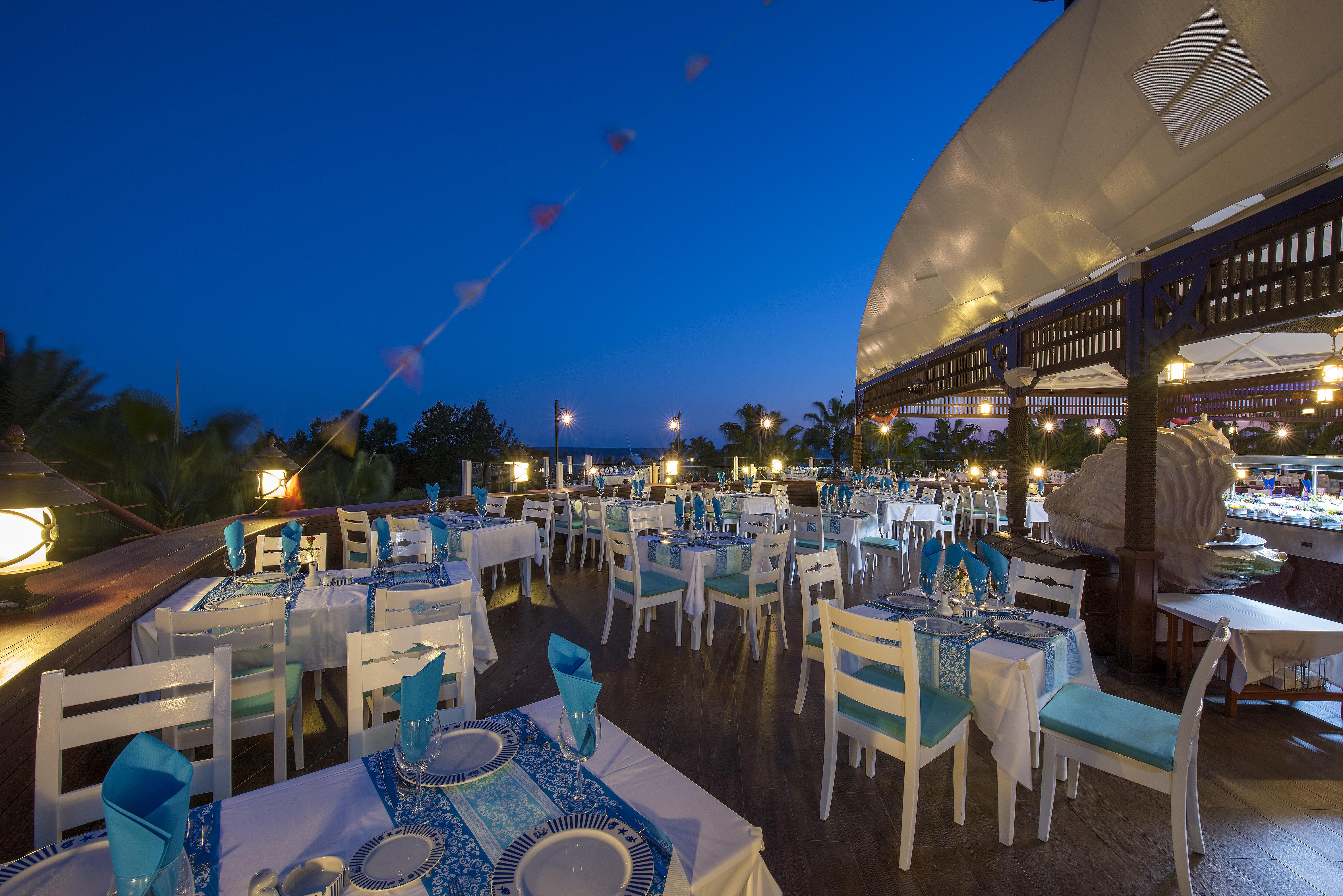 Sentido Kamelya Fulya Hotel & Aqua 코라클리 외부 사진 The restaurant at the top of the pyramid