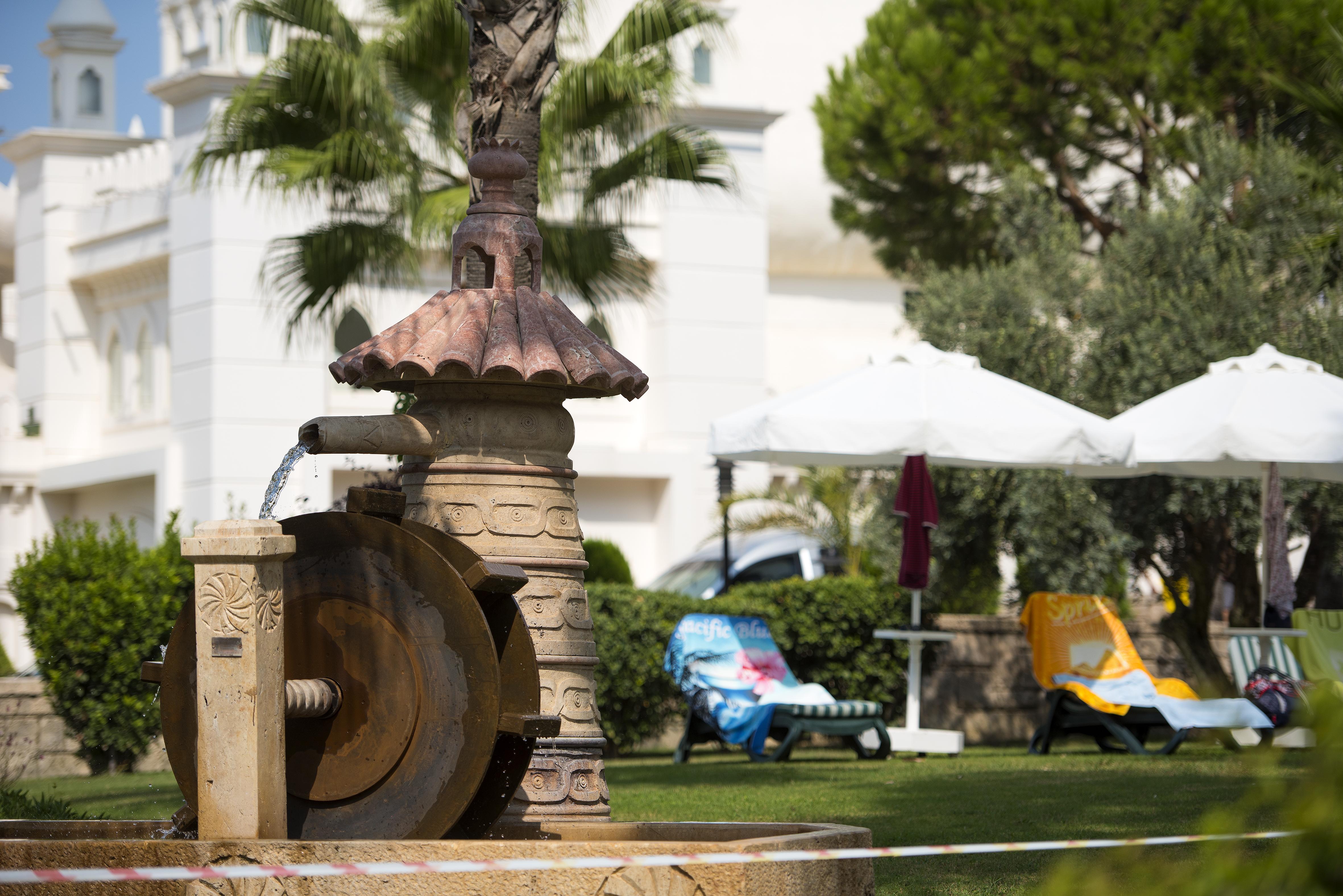 Sentido Kamelya Fulya Hotel & Aqua 코라클리 외부 사진 Fountain in the garden of the hotel